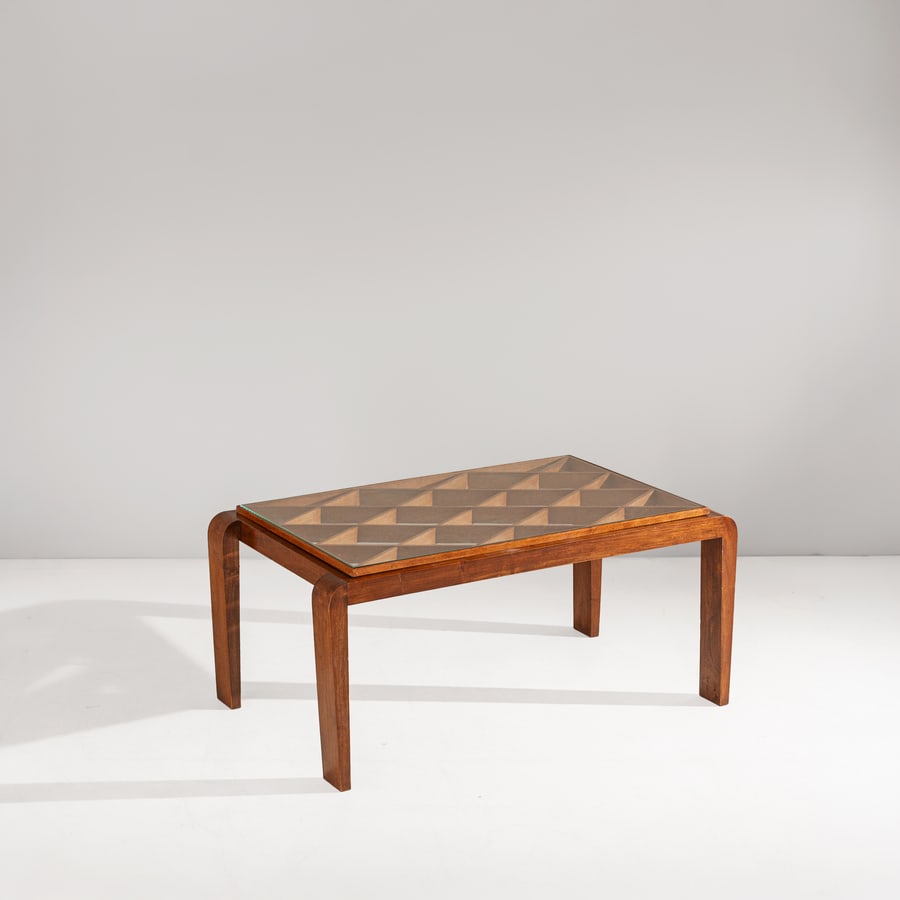 FONTANA ARTE: Tavolino. Legno di rovere e legno di noce. Cristallo molato. Marchio impresso sul legno. Italia, anni 30. cm 49x116x66 A LOW TABLE BY FONTANA ARTE Buone condizioni. Segni d'usura piccoli graffi e