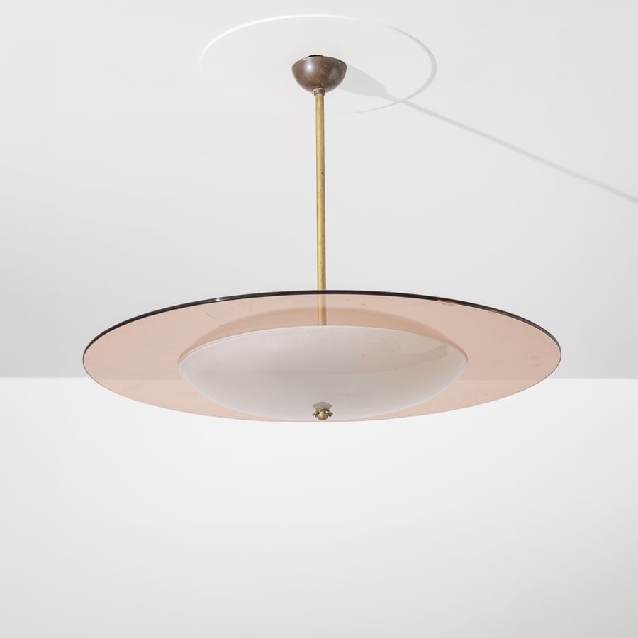 LUIGI FONTANA (ATTRIB. A): Lampada a sospensione. Metallo, ottone, vetro curvato opalino, cristallo colorato molato. Italia anni '50. cm 62x70x70 A CEILING LAMP ATTRIBUTED TO L. FONTANA Buone condizioni. Righe, graffi, segni
