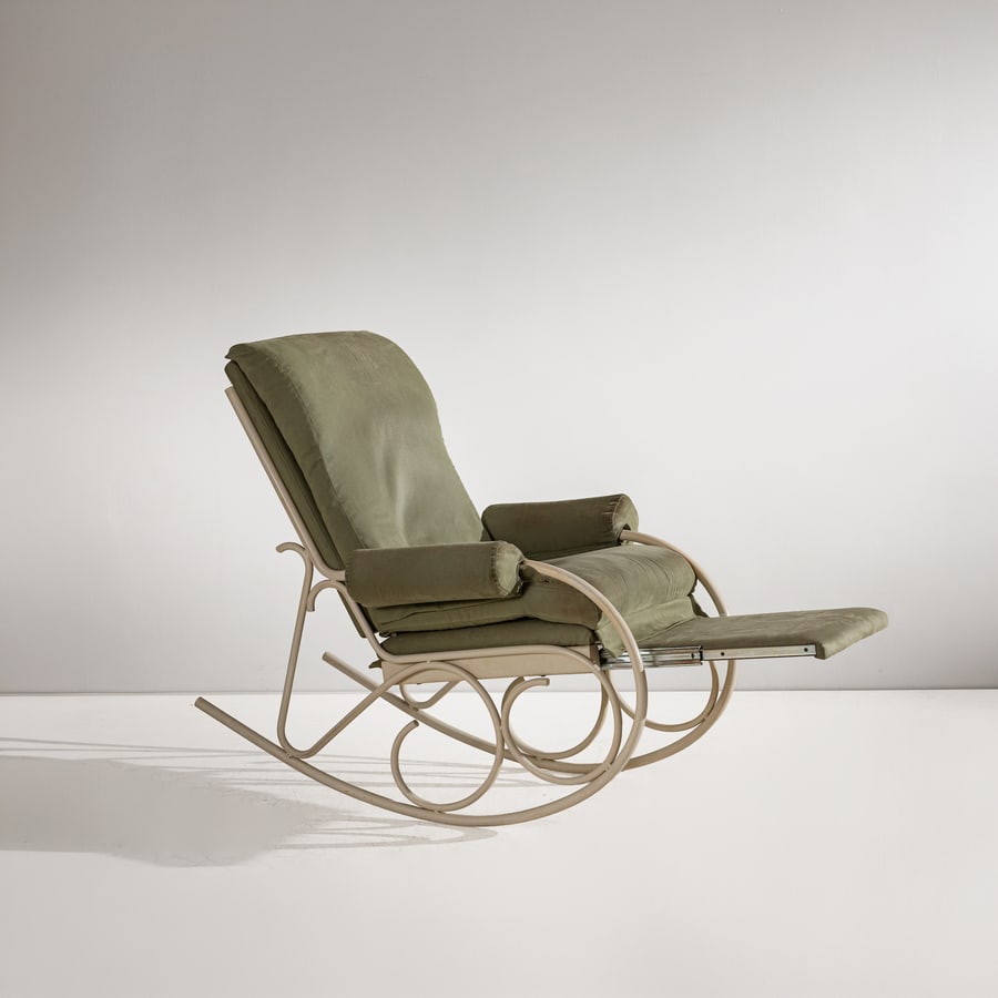 MANIFATTURA ITALIANA: Dondolo. Ferro verniciato, tessuto imbottito. Italia anni '50. cm 100x80x115 AN ITALIAN ROCKING CHAIR Buone condizioni generali. Piccole righe, leggeri graffi, normali segni di usura alla struttura.