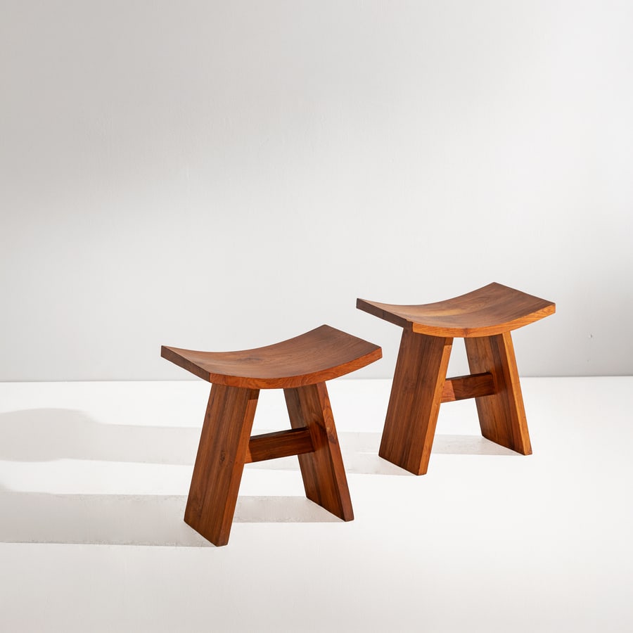 MANIFATTURA ITALIANA: Due sgabelli. Legno massello. Italia anni '50. cm 43x44x28 A PAIR OF ITALIAN OTTOMANS Buone condizioni generali. Piccole righe, leggeri graffi, normali segni di usura. Piccole mancanze