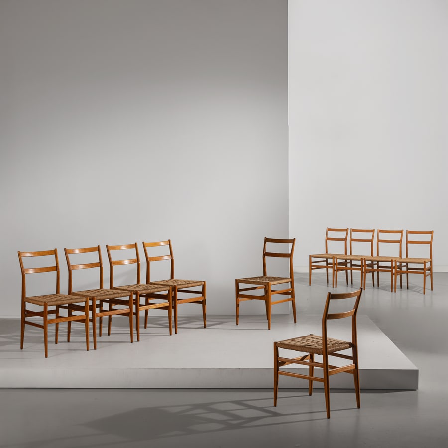 GIO PONTI: Dieci sedie mod. 646 Leggera. Legno di rovere, corda di paglia di fiume intrecciata. Produzione Figli di Amedeo Cassina anni '50. Etichetta del produttore. cm 83x42x45 TEN CHAIRS BY G. PONTI Domus n. 