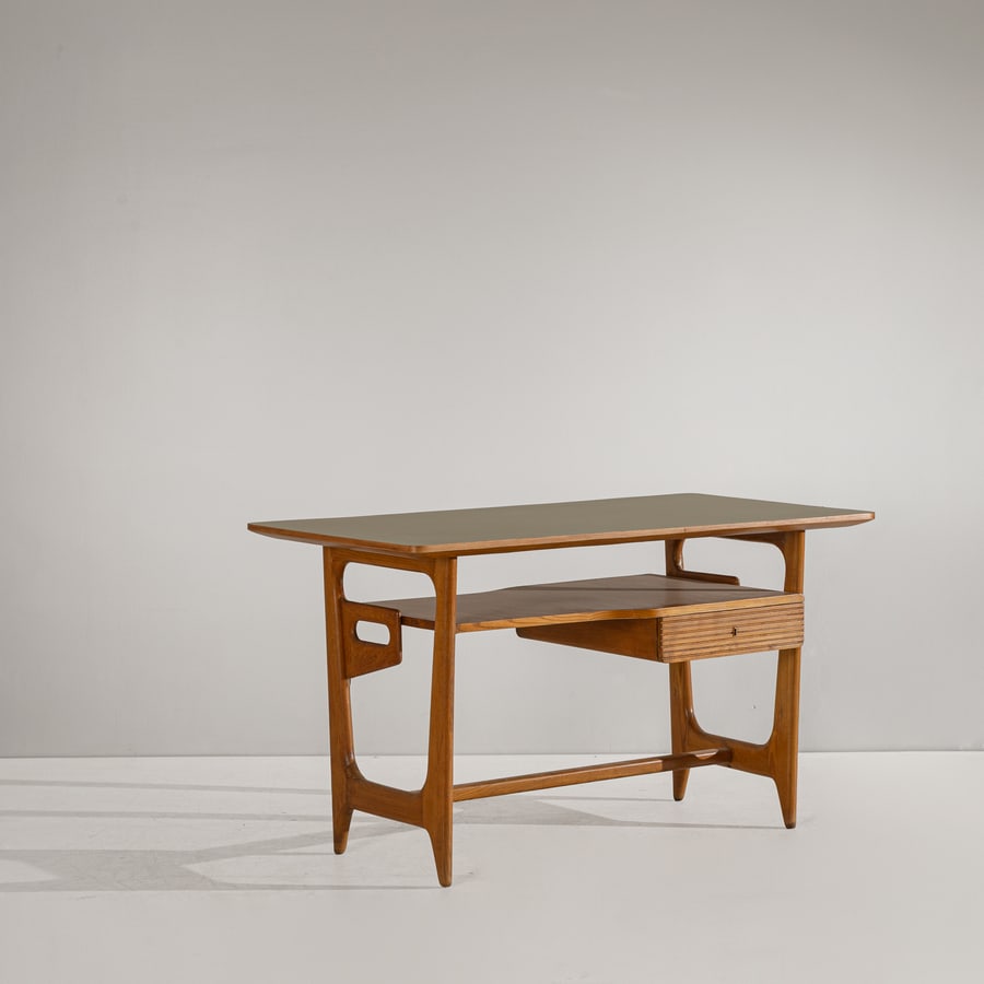 SILVIO CAVATORTA: Scrivania. Legno di frassino, formica, ottone. Italia, anni '50. cm 79x137x72 A DESK BY S. CAVATORTA Buone condizioni generali. Lievi righe, leggeri graffi, segni di usura. Qualche riga più