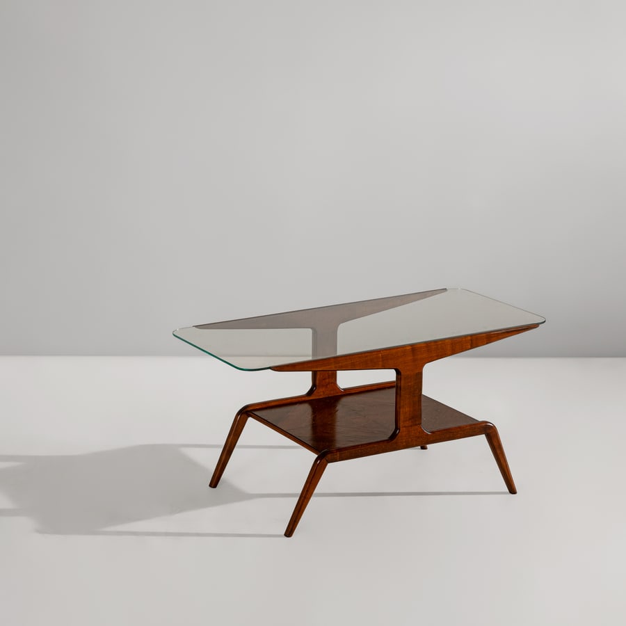 GIO PONTI.: Tavolino. Legno di frassino tinto, cristallo molato. Italia 1956 ca. cm 46x92x45 AN OCCASIONAL TABLE BY G. PONTI Buone condizioni generali. Piccole righe, leggeri graffi, normali segni di usura. Strut