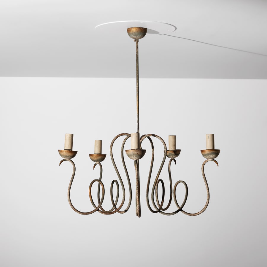 MANIFATTURA ITALIANA: Lampada a sospensione. Ferro lavorato. Italia, anni '40-'50. cm 87x70x70 AN ITALIAN CEILING LAMP Discrete condizioni. Ruggine, deformazioni e vari strati di vernice non originale.