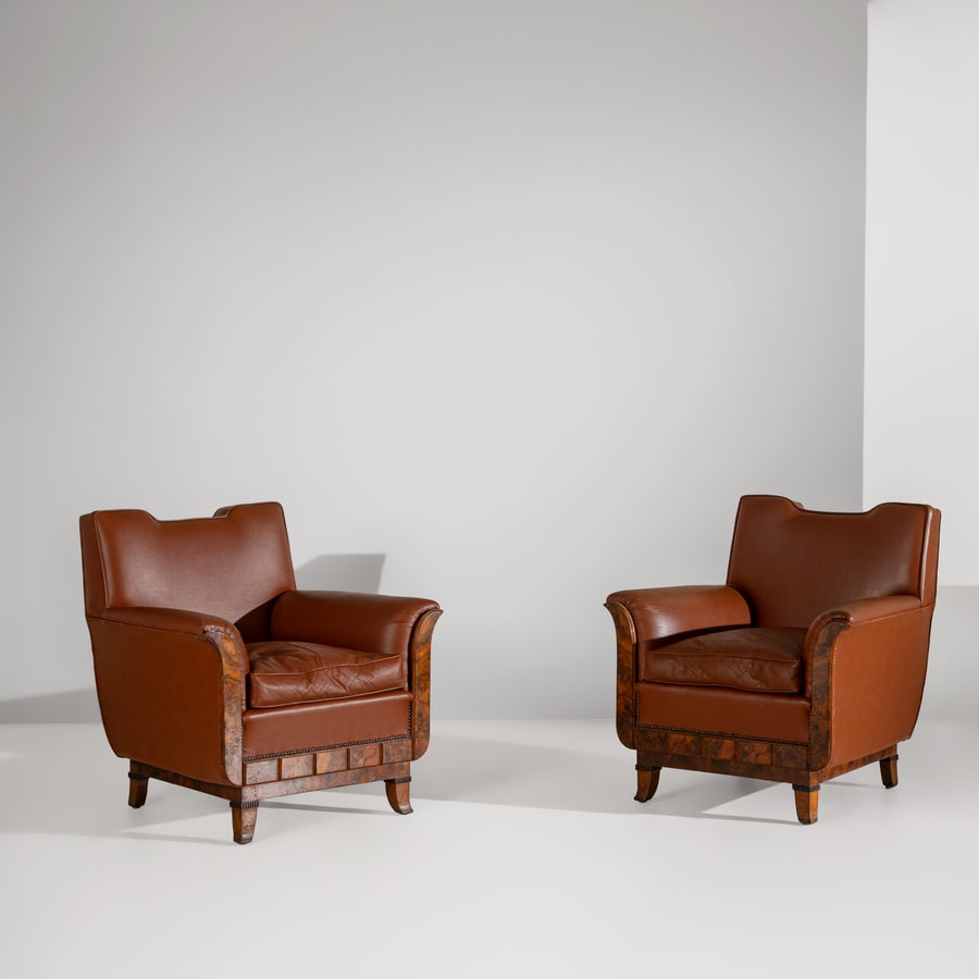 GIO PONTI(ATTRIB. A): Coppia di poltrone. Legno impiallacciato in radica, pelle imbottita. Italia anni '40 cm 83x80x75 A PAIR OF ARMCHAIRS ATTRIBUTED TO G. PONTI Buone condizioni generali. Piccole righe, leggeri graffi,