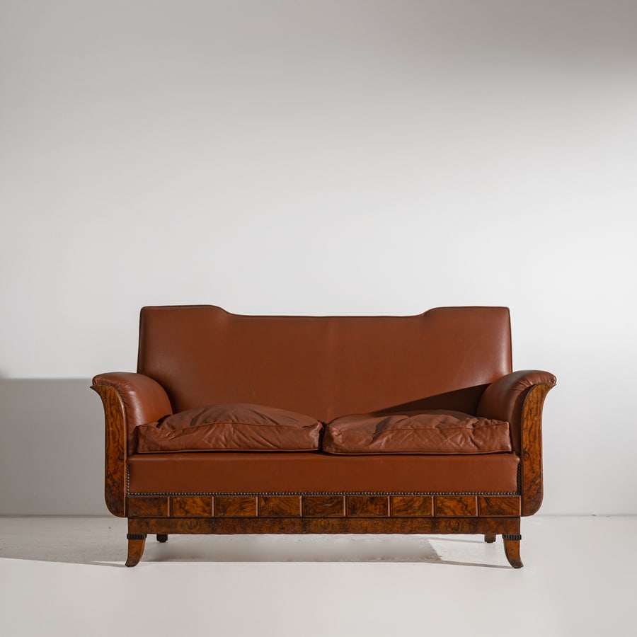 GIO PONTI (ATTRIB. A): Divano due posti. Legno, pelle imbottita. Italia anni '30. cm 82x147x82 A SETTEE ATTRIBUTED TO G. PONTI Buone condizioni generali. Piccole righe, leggeri graffi, normali segni di usura. Lieve