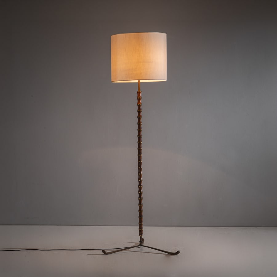 GINO SARFATTI (ATTRIB. A): Lampada da terra variante del mod. 1025. Fusione di ottone, legno di ciliegio, tessuto. Produzione Arteluce anni '40. ALTEZZA SENZA PARALUME CM 178 BASE CM 63X56 M. Romanelli, S. Severi, Gino