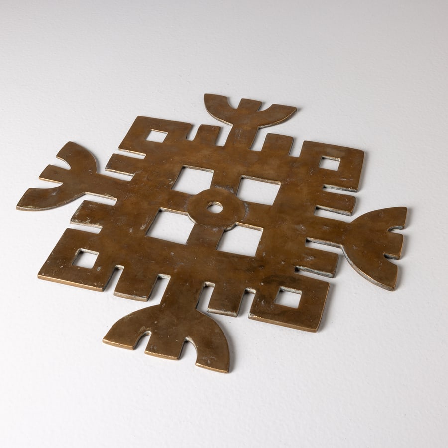 ARNALDO POMODORO: Scultura Stella. Bronzo lavorato. Produzione Il Sestante anni '50. Etichetta sul retro cm 37,5x37,5 A SCULPTURE BY A. POMODORO Catalogo Il Sestante. Buone condizioni generali. Piccole righe, leggeri