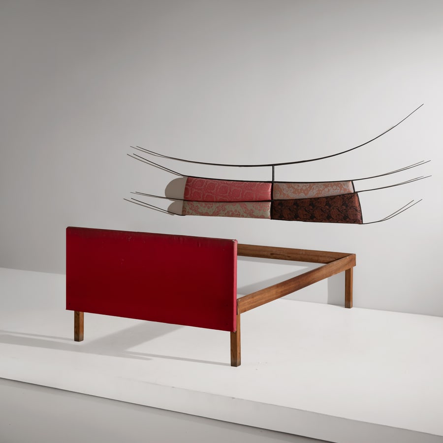 TONI CORDERO: Letto per una committenza privata. Legno, tessuto imbottito, ferro. Torino anni '80. cm 84x288x204; misure interne cm 135x194 A BED BY T. CORDERO Discrete condizioni generali. Righe, graffi, normali s