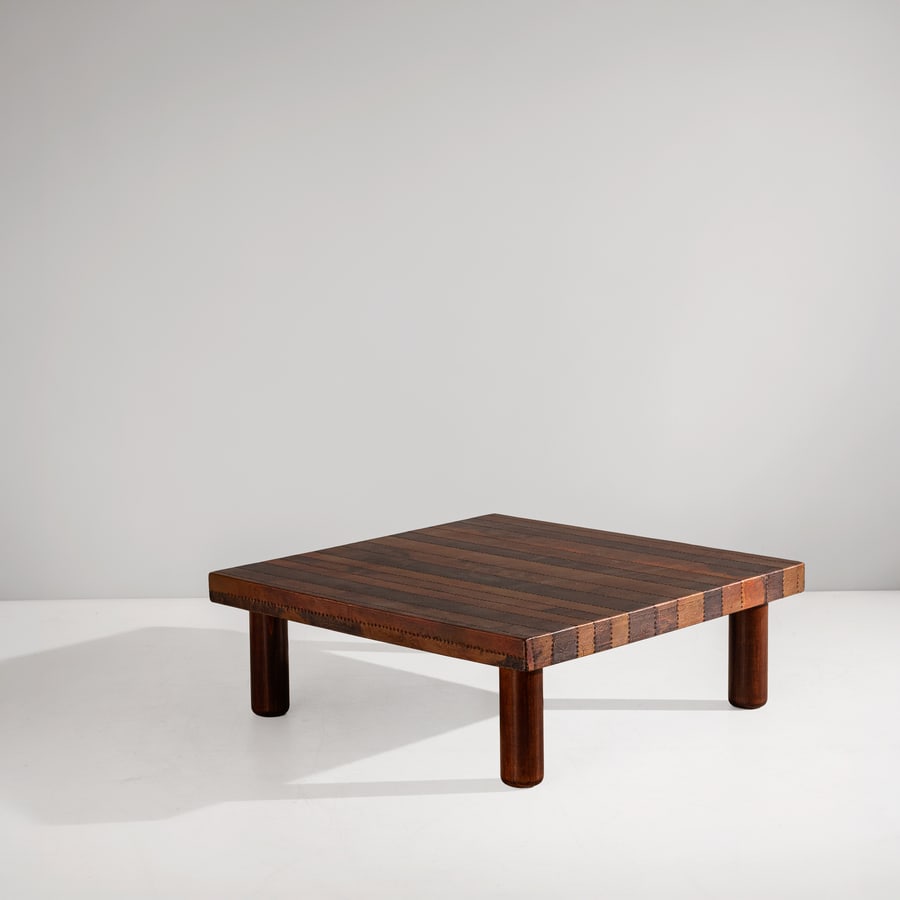 LORENZO BURCHIELLARO: Tavolo basso. Legno di faggio, tornito, rame, otone, metallo patinato. Italia, anni '70. Marchio impresso. cm 35x100x100 A LOW TABLE BY L. BURCHIELLARO Buone condizioni generali. Piccole righe, legger