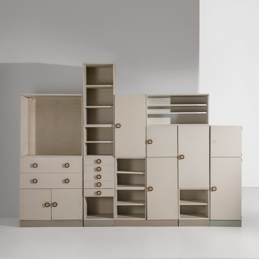ETTORE SOTTSASS: Sistema componibile della serie Cubirolo. Legno laccato, plastica. Produzione Poltronova 1966 ca. Etichetta del produttore. In questa composizione cm 235x315x48 A MODULAR SYSTEM OF CABINETS BY E.