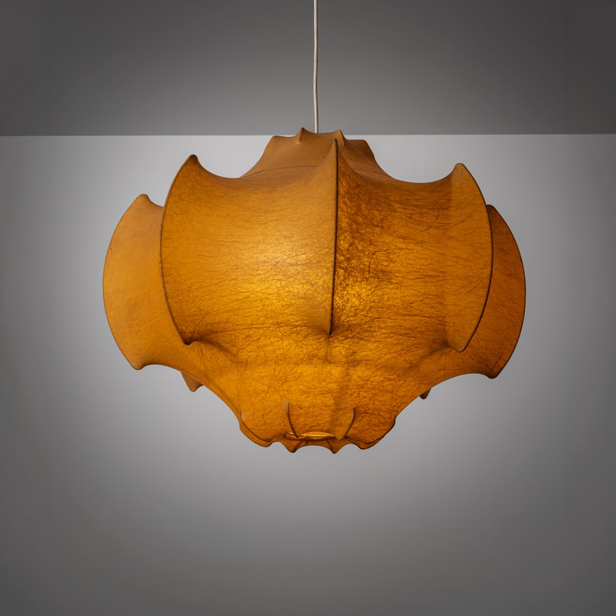ACHILLE & PIER GIACOMO CASTIGLIONI: Lampada a sospensione mod. Viscontea. Metallo smaltato, cocoon. Produzione Flos 1960 ca. diametro cm 60 A CEILING LAMP BY A. & P. CASTIGLIONI Domus n. 373, dicembre 1960, p. 46; Ottagono n. 5, aprile