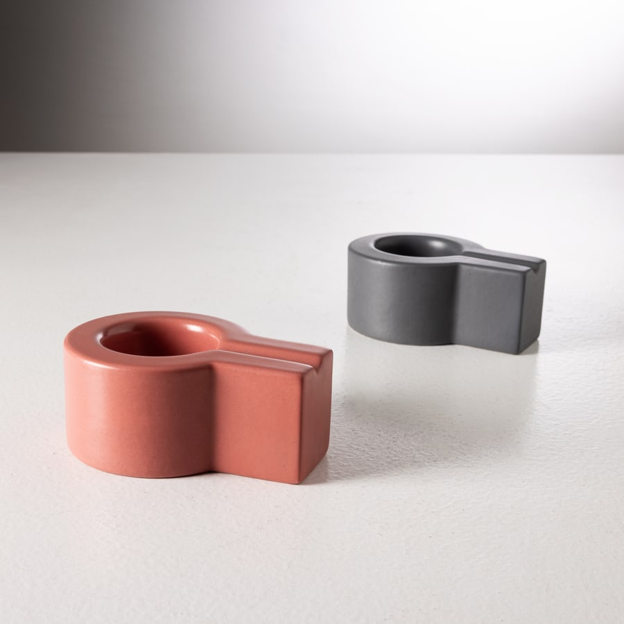 ETTORE SOTTSASS: Due posaceneri. Ceramica smaltata opaca. Firma parzialmente leggibile sotto la base. Italia anni '80. cm 6x14x10 TWO ASHTRAY BY E. SOTTSASS Buone condizioni. Righe, graffi, segni d'usura.