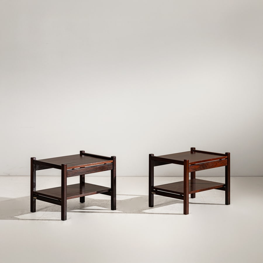 ETTORE SOTTSASS: Coppia di comodini . Legno tornito, legno lamellare impiallacciato in legno esotico. Produzione Poltronova, anni '60 cm 36x45x38 A PAIR OF BEDSIDE TABLES BY E. SOTTSASS Domus n. 407, ottobre 1963, p.