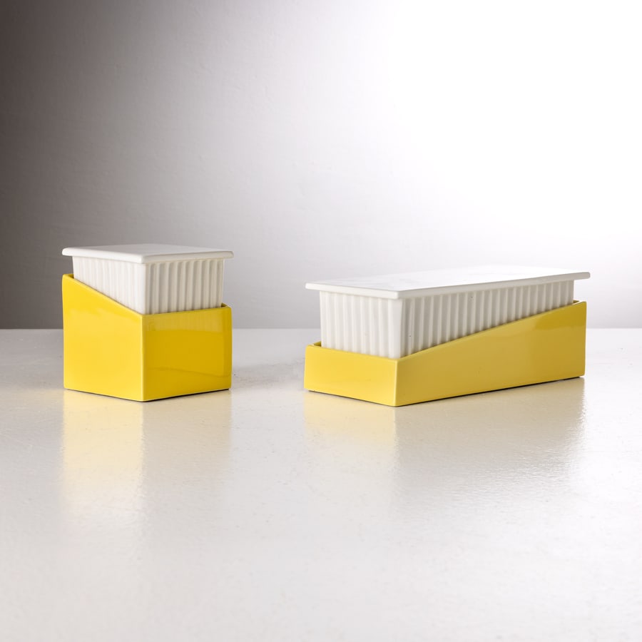 GIANCARLO GABBIANELLI: Due scatole. Ceramica smaltata. Marchio del produttore sotto la base. Italia anni '80. cm 11,5x10x10; 12x11x24 TWO CERAMIC BOXES BY G. GABBIANELLI Condizioni molto buone. Segni di usura, piccole righe