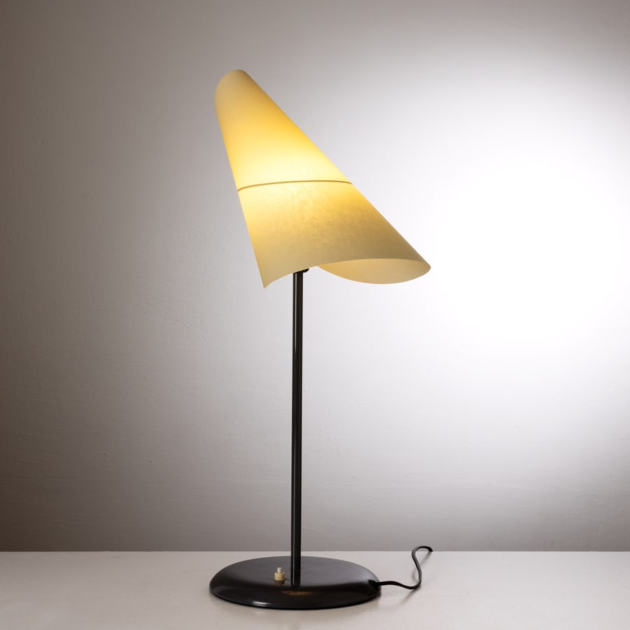 MAN RAY: Lampada da tavolo 'La lune sous le chapeau'. Metallo verniciato, pergamena. Produzione Sirrah 1975 ca. Etichetta della Manifattura. Altezza cm 68.diametro base cm 22 ca A TABLE LAMP BY M. RAY V.