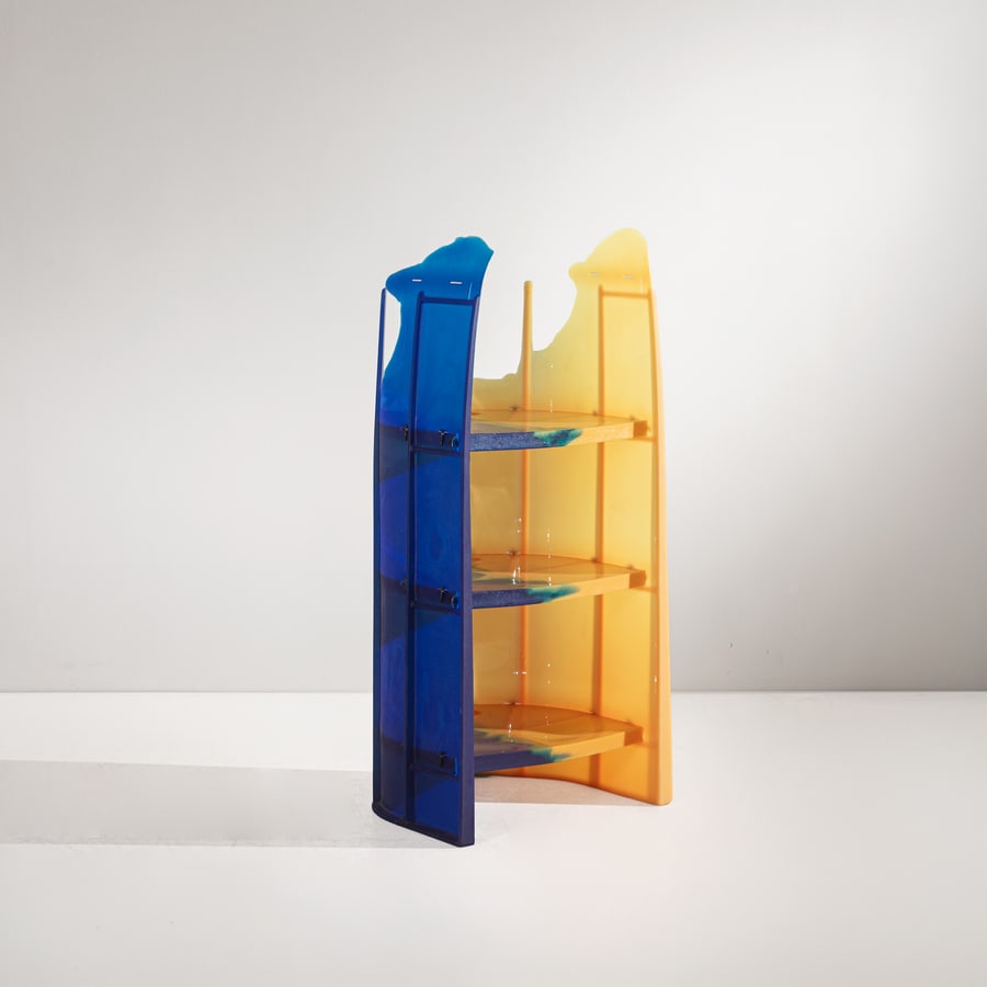 GAETANO PESCE: Etagere. Resina policroma. Edizioni Zero disegno 2002. Firma nella resina. Data 11 03-2003. A rilievo Zero Disegno Gaetano Pesce cm 128x53x50 A BOOKCASE BY G. PESCE Buone condizioni generali. Piccole