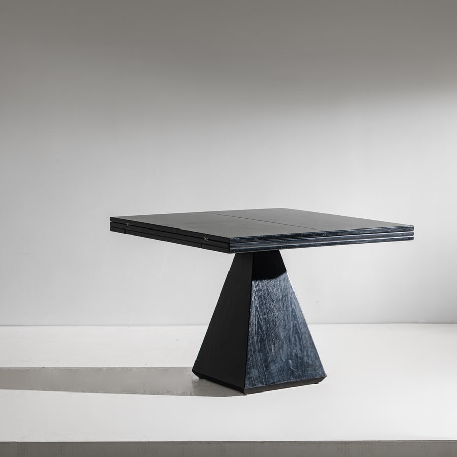 VITTORIO INTROINI: Tavolo mod. Chelsea. Legno tinto, metallo cromato. Produzione Saporiti anni '60. cm 75,5x100,5x100,5; cm 74,5x201x100,5 A FOLDING TABLE BY V. INTROINI Buone condizioni generali. Piccole righe,