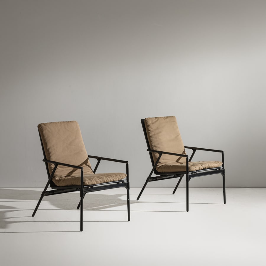 RICHARD SUPPER: Coppia di poltrone mod. Nena. Metallo verniciato, tessuto imbottito, Produzione B&B, 1984 ca. Marchio a rilievo della manifattura. aperte cm 84x52x72; altezza seduta cm 41; chiuse cm 154x52x5 ca. A