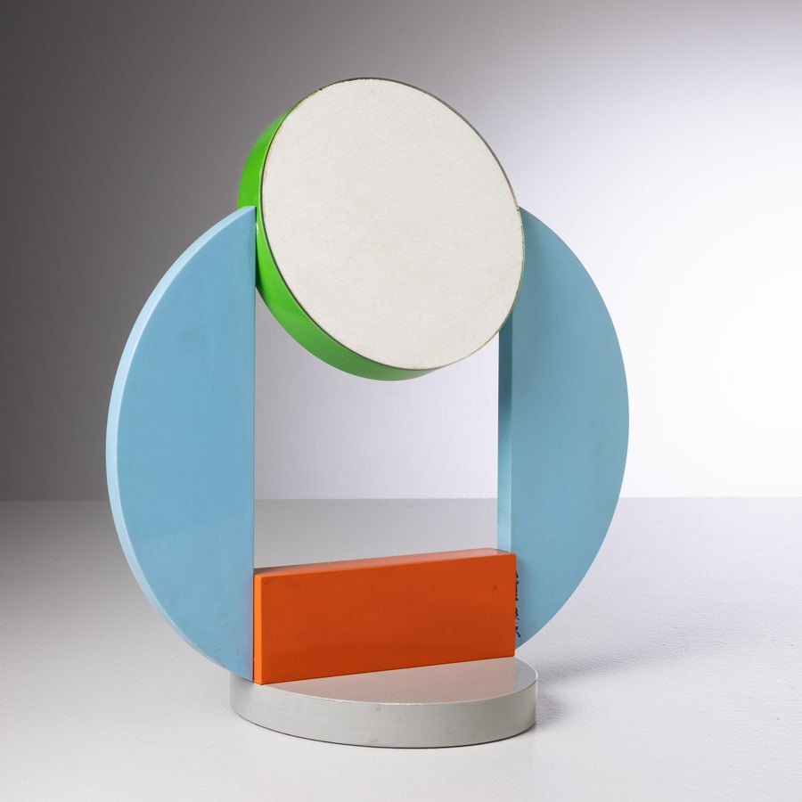 MICHELE DE LUCCHI: Specchio da tavolo. Legno laccato, cristallo specchiato. Firma dell'artista. Produzione Memphis 1985 c.a. (Edizione speciale per la rivista Donna) cm 43x40x20 A MIRROR BY M. DE LUCCHI Buone