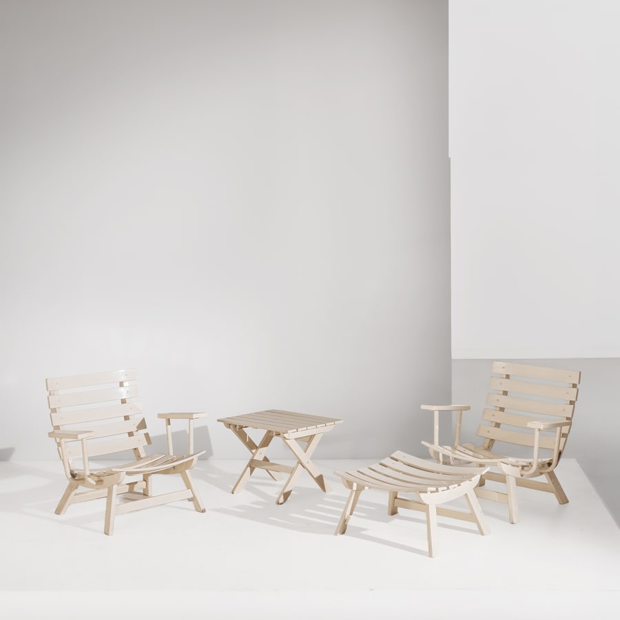 CARL HAUNER: Due poltrone ,un poggiapiedi ed un tavolino pieghevoli da esterno. Legno laccato, tessuto imbottito. Produzione BFC anni '60. cm 82x72x74; cm 56x60x35; cm 46x60x42 ca. TWO ARMCHAIRS, ONE OTTOMAN AND