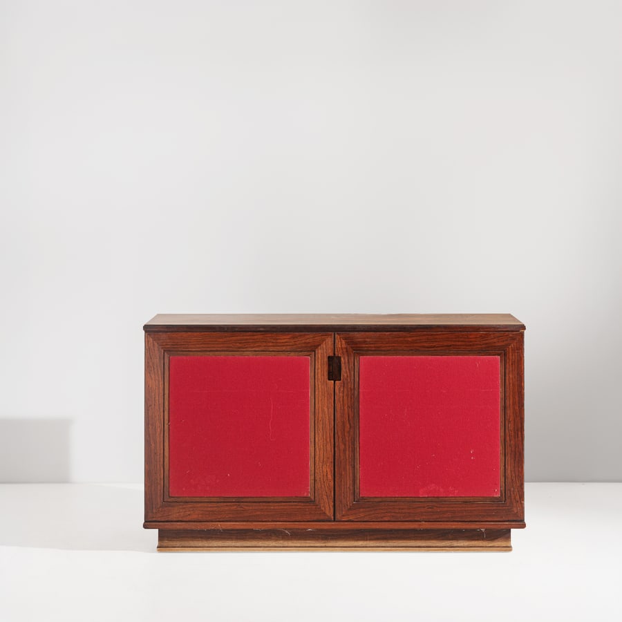 CARL HAUNER (ATTRIB. A): Mobile contenitore. Legno esotico. Produzione Forma anni '60. cm 85x141x48 A CABINET ATTRIBUTED TO C. HAUNER Buone condizioni generali. Piccole righe, leggeri graffi, normali segni di usura. Aloni,