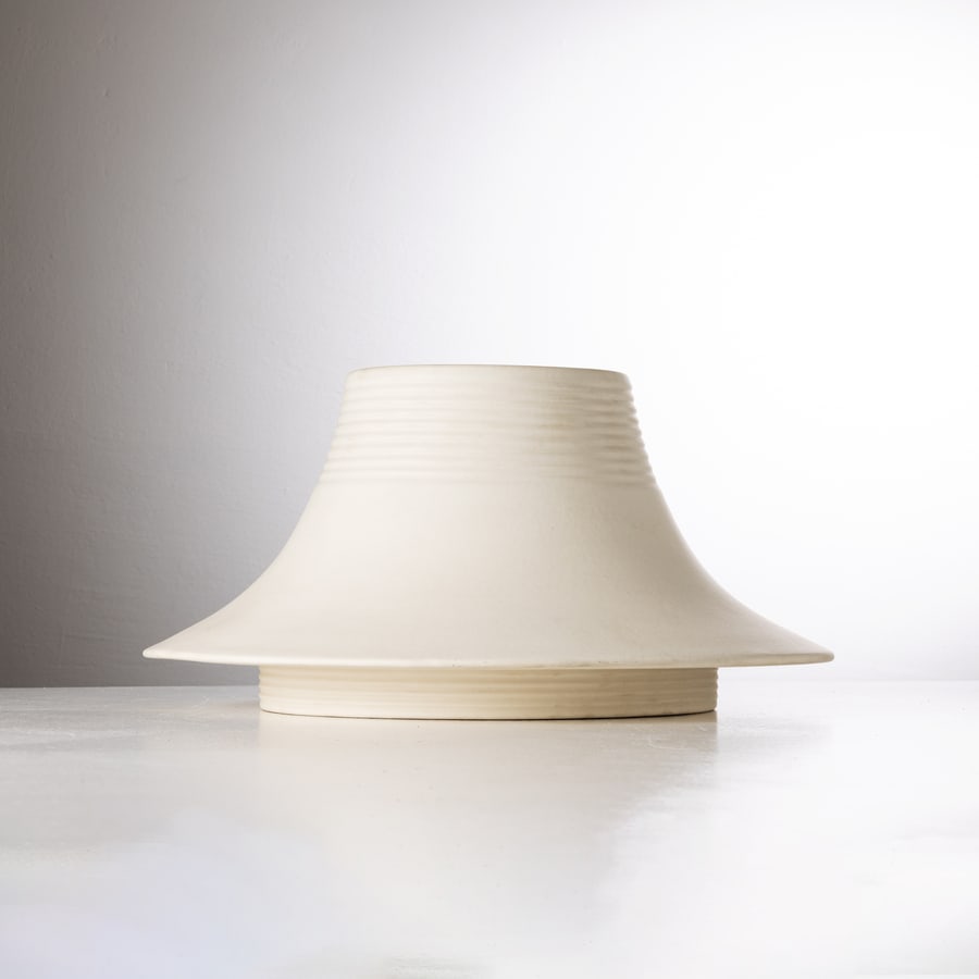 ANGELO MANGIAROTTI: Centrotavola mod. Vesuvio. Ceramica smaltata opaca. Produzione .Gabbianelli, anni '70. Marchio della manifattura a rilievo. cm 25x diametro 45 A CENTERIECE BY A. MANGIAROTTI Condizioni molto buone.