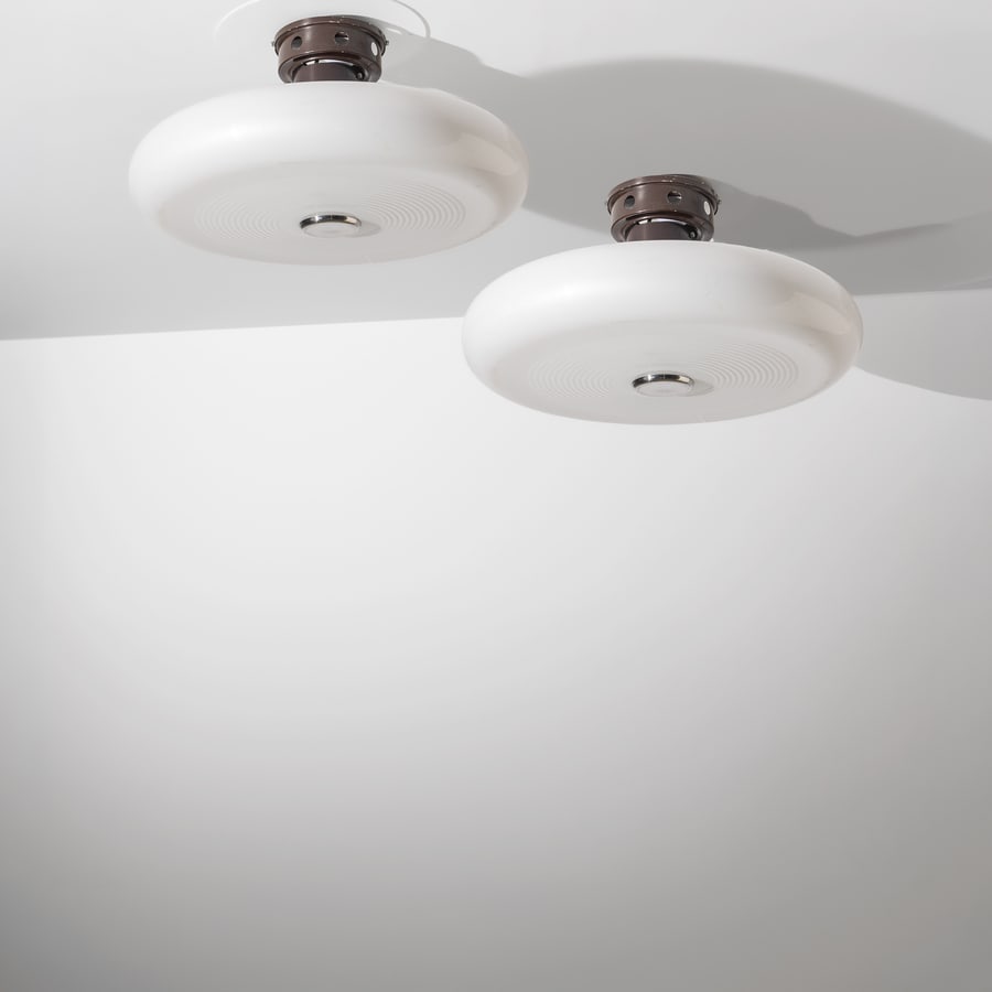 ETTORE SOTTSASS (ATTRIB. A): Due lampade a plafone. Metallo smaltato, perspex opalino, metallo cromato. Italia anni '60 cm 32x68x68 A PAIR OF WALL/CEILING LAMPS ATTRIBUTED TO E. SOTTSASS Buone condizioni generali. Righe, graffi,
