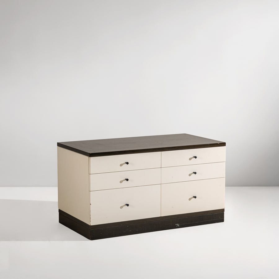 ICO PARISI: Cassettiera della serie S 40. Legno laccato, metallo laccato. Produzione Fratelli, Italia 1969 ca. cm 60x108x60 A CHEST OF DRAWERS BY I. PARISI Cfr. : Domus, n. 478, settembre 1969,, mobili della stes