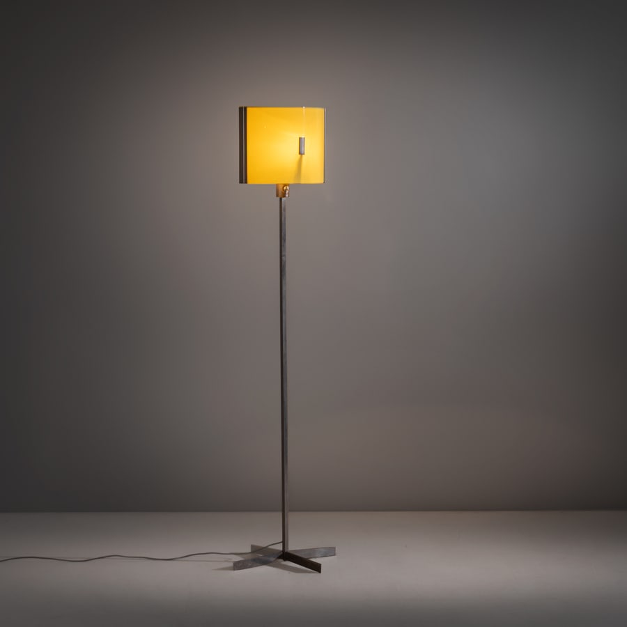 STILNOVO: Lampada da terra. Metallo nichelato, alluminio verniciato, perspex. Produzione Stilnovo anni '50. cm 157x36x20 A FLOOR LAMP BY STILNOVO Buone condizioni generali. Piccole righe, leggeri graffi, normal