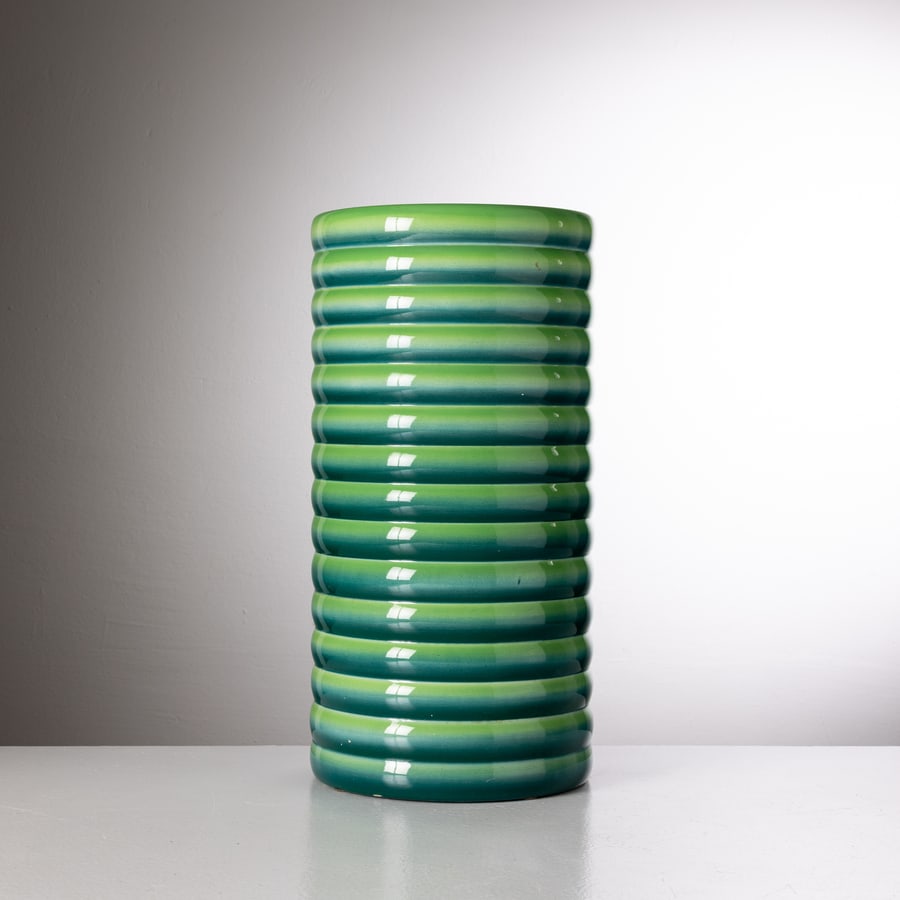 GALVANI: Portaombrelli. Ceramica con decoro policromo all'aerografo. Italia Anni '30. Sotto la base Galvani Pordenone cm 46x23 ca. AN UMBRELLA STAND BY GALVANI Condizioni molto buone. Piccole righe, graffi seg