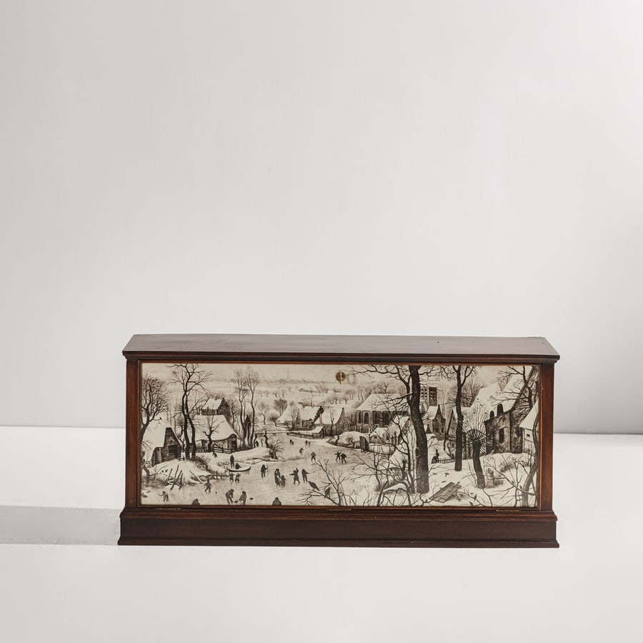 MANIFATTURA ITALIANA: Mobile bar. Legno di noce, legno di acero, vetro molato, metallo, laminato serigrafato. Anni '50. cm 57x128x33 AN ITALIAN BAR CABINET Buone condizioni. Righe graffi, segni d'usura, lievi aloni,