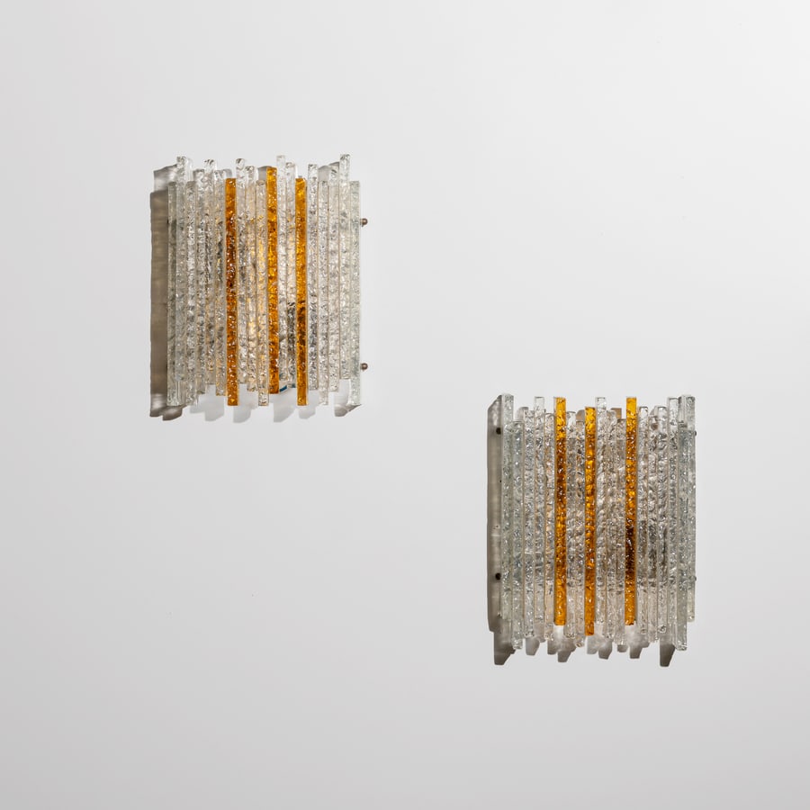 ALBANO POLI: Coppia di lampade da parete. Metallo, vetro scalpellato e colorato. Poroduzione Poliarte anni '60. cm 33x25x10 A PAIR OF WALL LIGHTS BY A. POLI Buone condizioni generali. Piccole righe, leggeri graffi