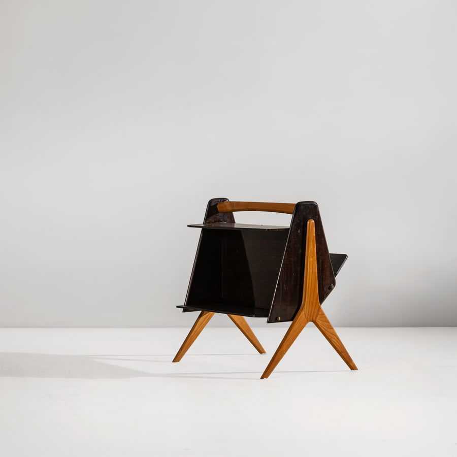 ICO PARISI (ATTRIB. A): Portariviste. legno laccato, legno di acero, ottone. Italia anni '50. cm 58x54x40 ca. A MAGAZINE RACK ATTRIBUTED TO I. PARISI Discrete condizioni generali. Piccole righe, leggeri graffi, normali segni