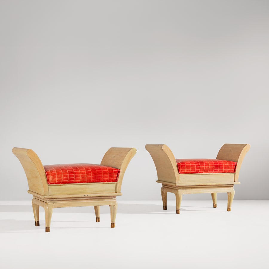MANIFATTURA ITALIANA: Due scanni Decò. Legno laccato, ottone, vinilpelle imbottita. Italia fine anni '30. cm 56x80x42 ca. A PAIR OF ITALIAN ART DECO OTTOMANS Condizioni buone. Segni di usura, piccole righe,