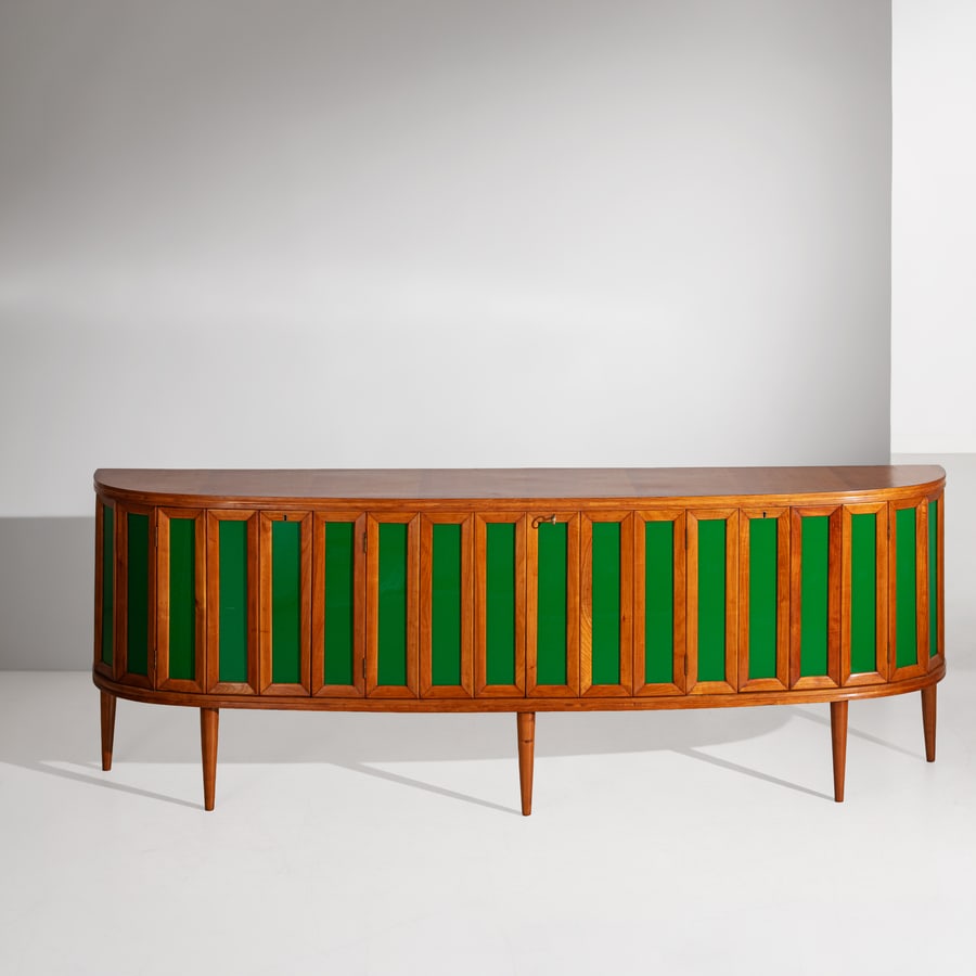 MANIFATTURA ITALIANA: Credenza demilune. Legno di ciliegio, vetro colorato. Itala anni '50. cm 90x256x50 AN ITALIAN SIDEBOARD Buone condizioni generali. Piccole righe, leggeri graffi, normali segni di usura. Struttura in l
