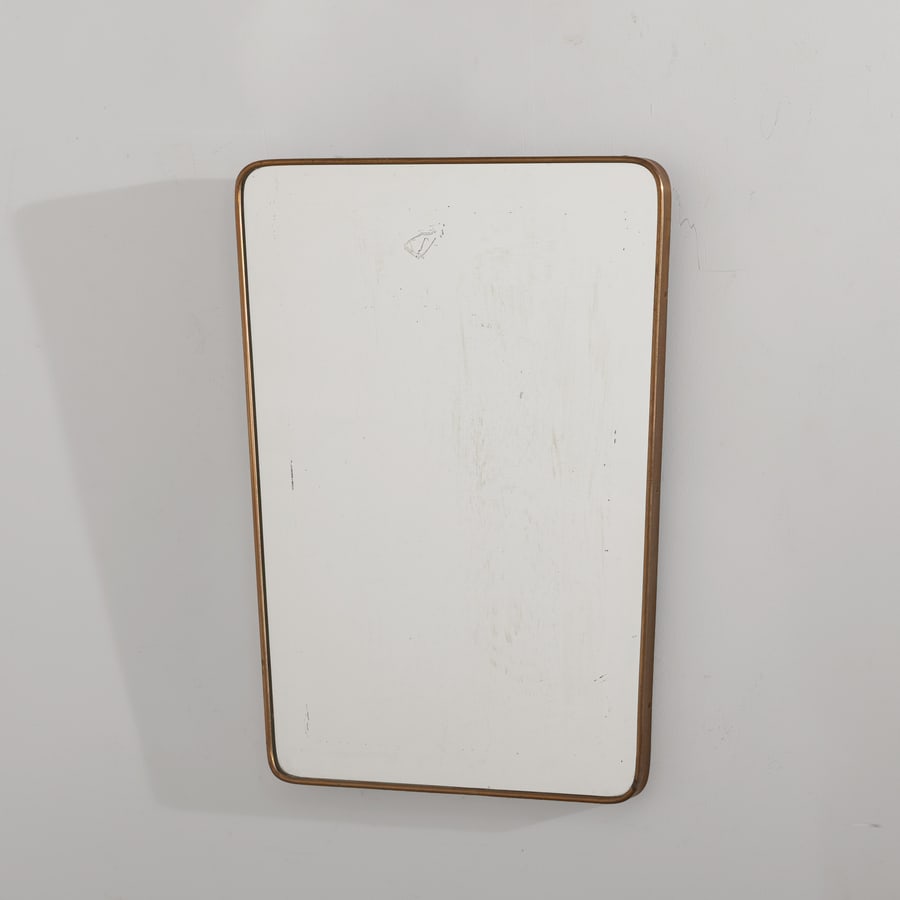 MANIFATTURA ITALIANA: Specchio. Legno, ottone, cristallo specchiato. Italia anni '50 cm 60x44 AN ITALIAN MIRROR Buone condizioni generali. Piccole righe, leggeri graffi, normali segni di usura. Ottone in patina con lieve