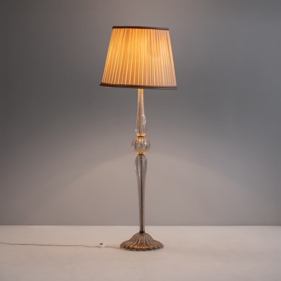 BAROVIER (ATTRIB. A): Lampada da terra. Ghisa, ottone, vetro lavorato a calso. Produzione Barovier & Toso anni '70. cm 182x38x38 A FLOOR LAMP ATTRIBUTED TO E. BAROVIER Buone condizioni generali. Piccole righe, leggeri graf