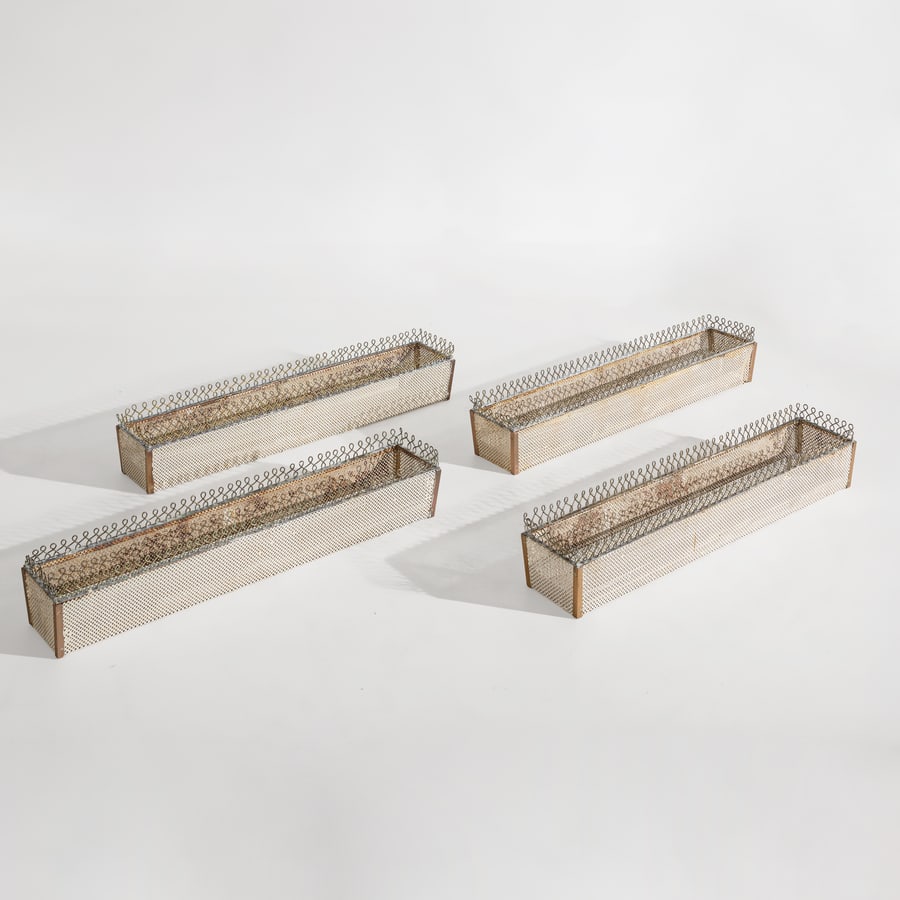 MANIFATTURA ITALIANA: Quattro fioriere. Ottone metallo verniciato. Italia anni '50. cm 17x101x18 FOUR ITALIAN FLOWER HOLDERS Discrete condizioni generali. Righe, graffi, normali segni di usura. Ottone in patina. Visibile