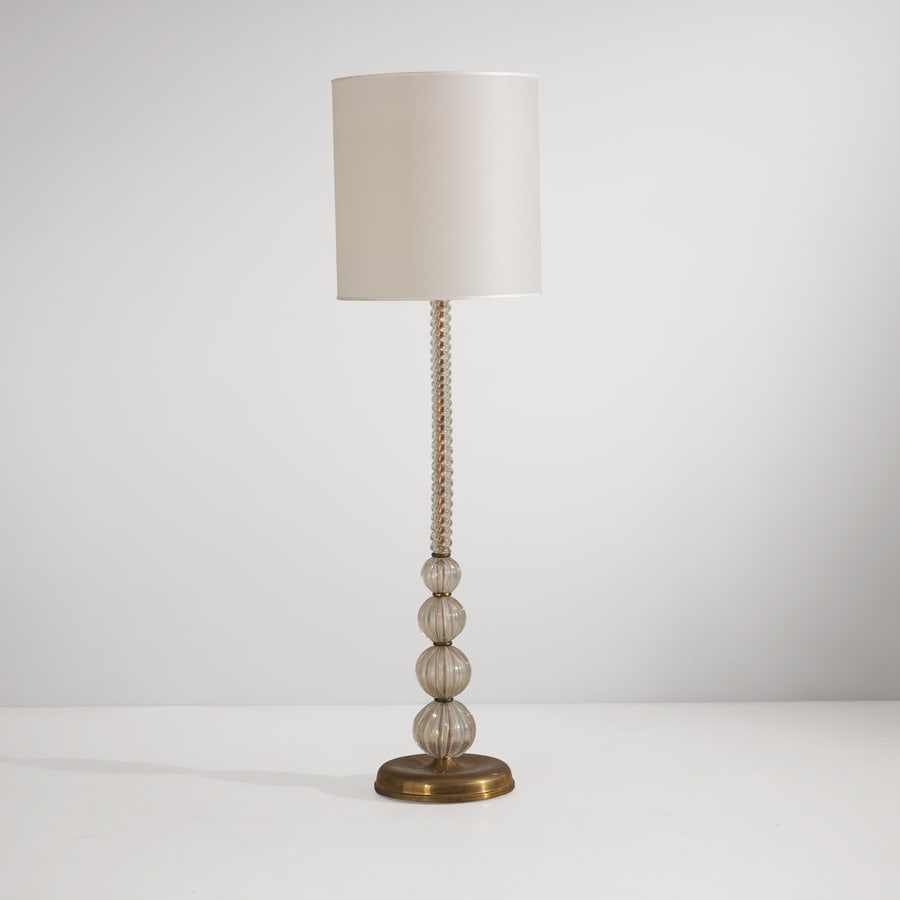 ERCOLE BAROVIER (ATTRIB. A): Lampada da terra. Ottone, metallo, vetro iridescente lavorato a caldo.Murano anni '40. con paralume altezza cm 166, diametro base cm 35 A FLOOR LAMP ATTRIBUTED TO E. BAROVIER Buone condizioni generali
