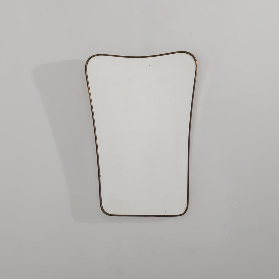 MANIFATTURA ITALIANA: Specchio. Legno, ottone, cristallo specchiato. Italia anni '50 cm 69,5x49,5 AN ITALIAN MIRROR Buone condizioni generali. Piccole righe, leggeri graffi, normali segni di usura. Ottone in patina con