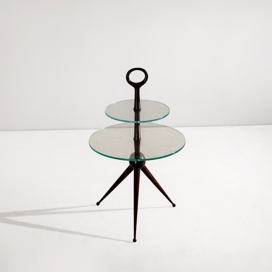 CESARE LACCA: Gueridon. Legno tinto, cristallo molato. Italia anni '50. cm 72x38x38 A GUERIDON BY C. LACCA Buone condizioni generali. Piccole righe, leggeri graffi, normali segni di usura. Trascurabili mancanze.