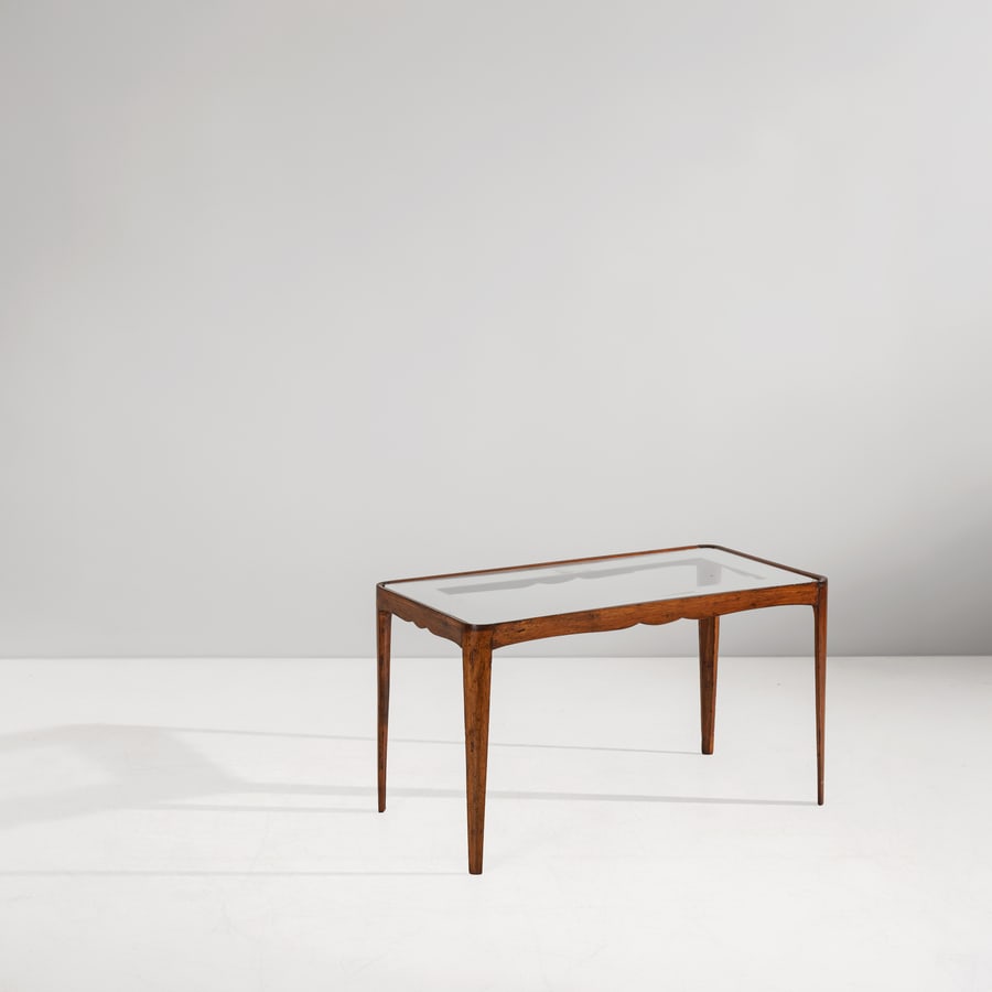 FONTANA ARTE: Tavolo basso. Legno, cristallo molato e parzialmente specchiato. Italia anni '40. cm 47x83x44 A LOW TABLE BY FONTANA ARTE Buone condizioni generali. Piccole righe, leggeri graffi, normali segni di usu