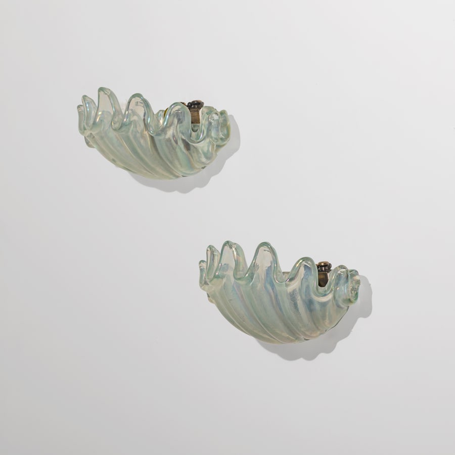ERCOLE BAROVIER: Coppia di lampade da parete. Ottone, vetro massiccio lavorato a caldo. Produzione Barovier & Toso anni '40. cm 13x26x18 A PAIR OF WALL LIGHTS BY E. BAROVIER Buone condizioni generali. Piccole righe,