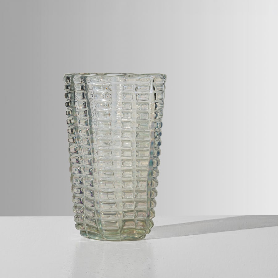 FLAVIO POLI: Vaso. Vetro lavorato a caldo con iridiescoenze. Produzione Seguso Verti d'Arte anni '40. cm 31x16x16 A VASE BY F. POLI Buone condizioni generali. Piccole righe, leggeri graffi, normali segni di usura.