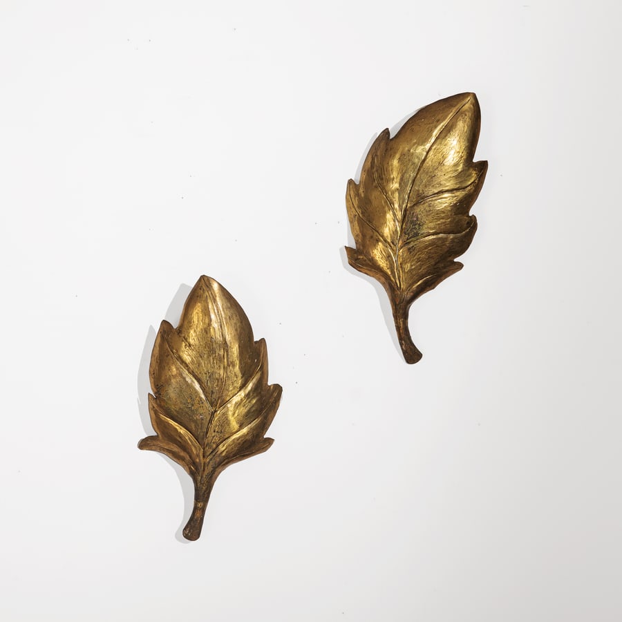 MANIFATTURA ITALIANA: Due lampade da parete. Ottone. Italia anni '70. cm 42x22x8 A PAIR OF ITALIAN WALL LIGHTS Buone condizioni generali. Righe, graffi segni di usura, ossidazione, trascurabili deformazioni, aloni.