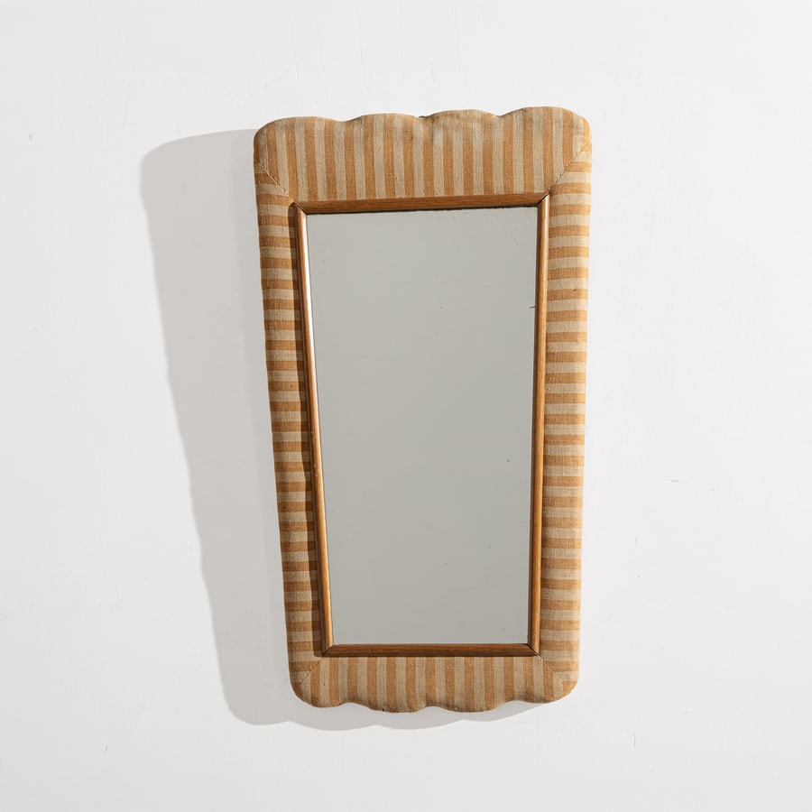 MANIFATTURA ITALIANA: Specchio. Legno, tessuto, cristallo specchiato. Italia anni '40. cm 95x54x3,5 AN ITALIAN MIRROR Buone condizioni generali. Piccole righe, leggeri graffi, normali segni di usura. Tessuto in buone