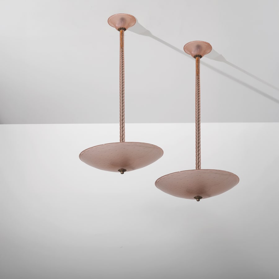 SEGUSO (ATTRIB. A): Coppia di lampade a sospensione. Metallo, vetro colorato e lavorato a caldo. Italia anni '40. cm 105x49x49 A PAIR OF CEILING LAMPS ATTRIBUTED TO SAGUSO Buone condizioni generali. Piccole righe,
