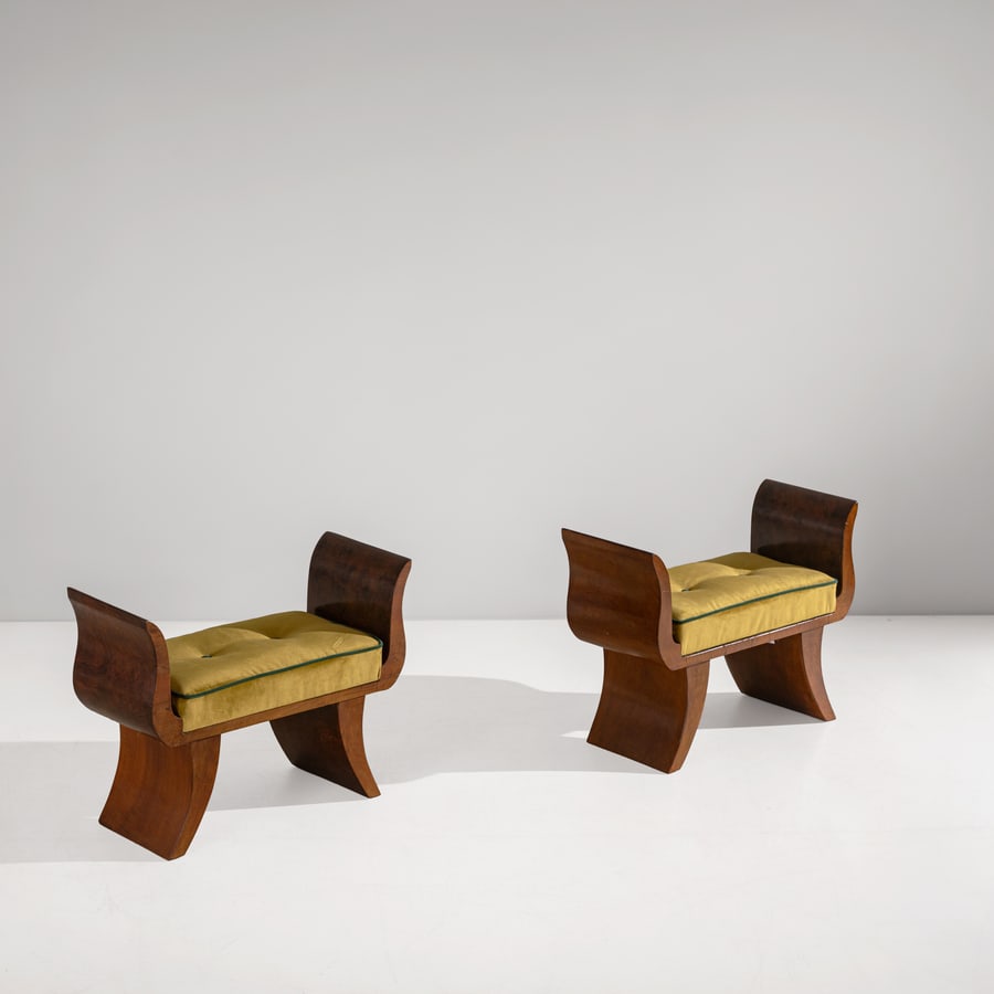 GIO PONTI & EMILIO LANCIA (ATTRIB. A): Coppia di panchetti. Legno impiallacciato in radica di tuja, lastronatura in legno esotico. Italia anni '30. cm 51x68x31 A PAIR OF OTTOMANS ATTRIBUTED TO G. PONTI & E. LANCIA Buone condizioni