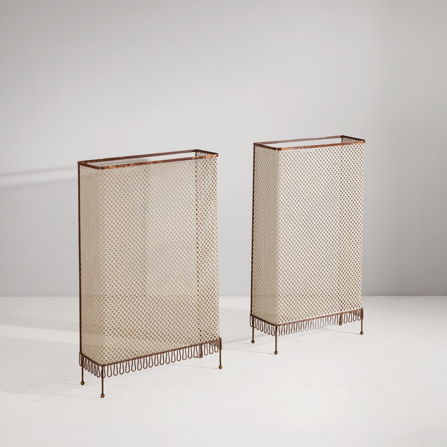 GIO PONTI (ATTRIB. A): Coppia di copri termosifoni. Rete metallica verniciata, ottone. Italia anni '30. cm 115x73,5x24; cm 115x64,5x24 A PAIR OF RADIATOR COVERS ATTRIBUTED TO G. PONTI Buone condizioni generali. Piccole